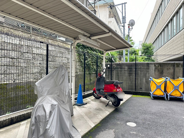 グランスイート文京音羽イースタージュ　共用部　駐車場　バイク置き場