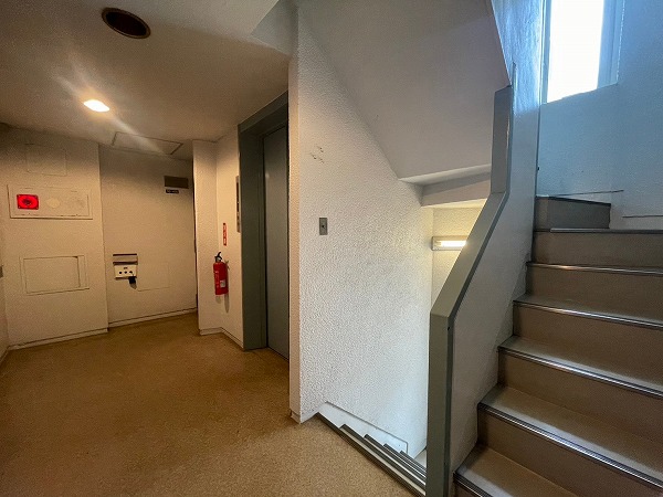 外苑アビタシオン　エレベーター・階段