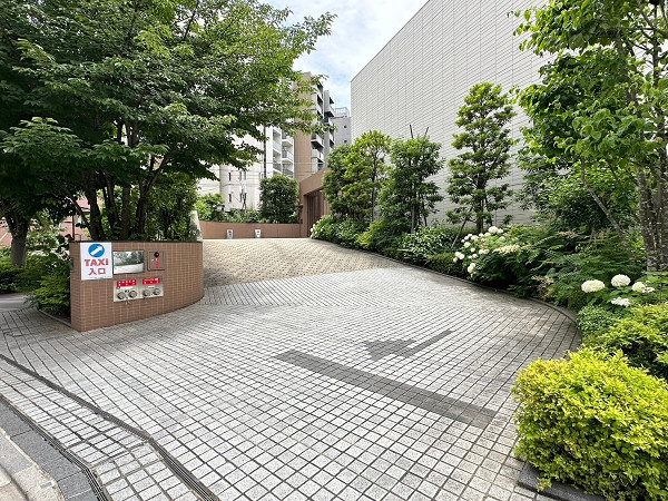 プラウドタワー千代田富士見レジデンス　共用部　車止め　駐車場　駐輪場　バイク置き場