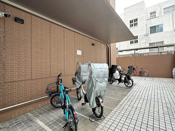 プラウドタワー千代田富士見レジデンス　共用部　車止め　駐車場　駐輪場　バイク置き場